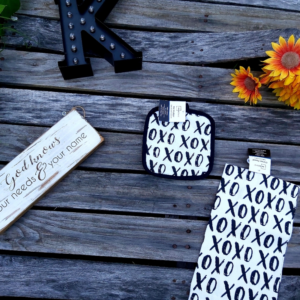 Adorable 2pc Kitchen Set - Picture 2 of 4